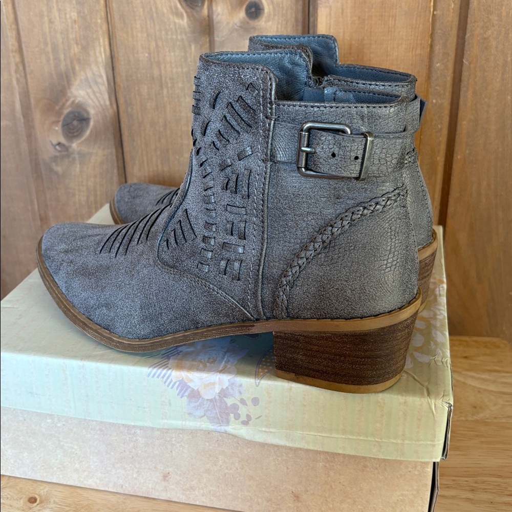 NIB Very G Tribal Booties - Picture 2 of 4